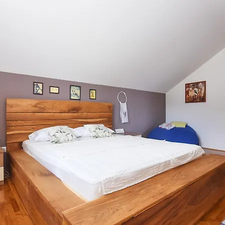 Apartment Larisa *