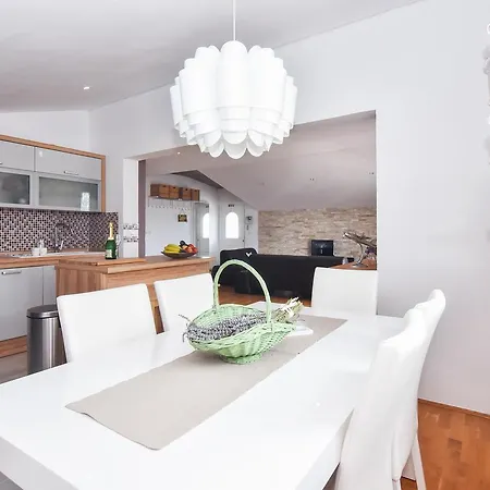 Larisa * Gornji Karin