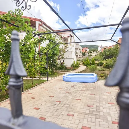 Apartment Larisa *