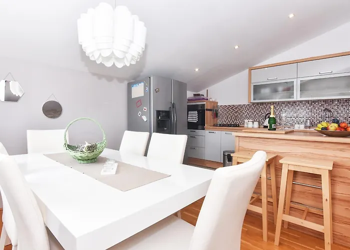 Larisa * Gornji Karin