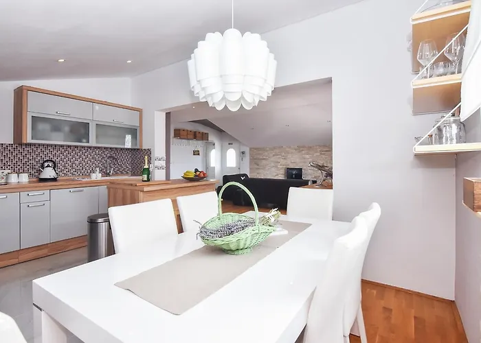 Larisa * Gornji Karin