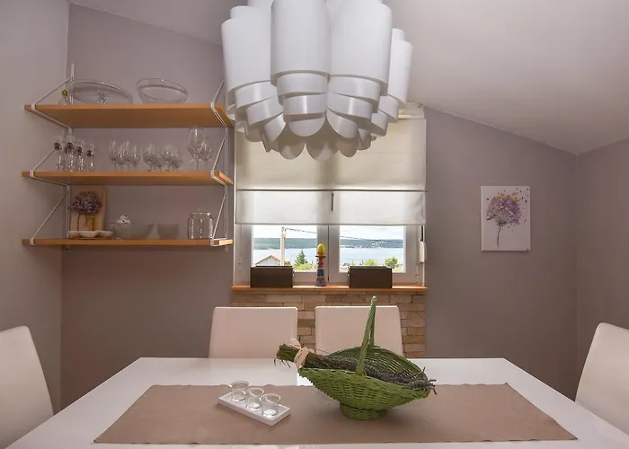 Larisa * Gornji Karin