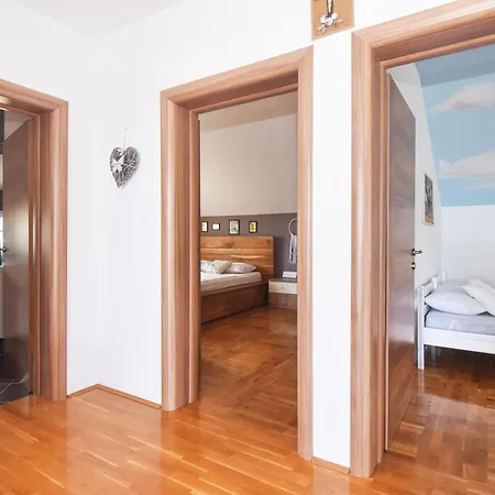 Larisa Apartamento Gornji Karin